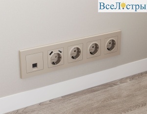 Комплект мех-ма компьютерной розетки RJ-45 экранированной с автоматической защитной шторкой Alfa Серо-бежевый матовый Quant Ambrella Volt MA372005 (AP3720, VM185)