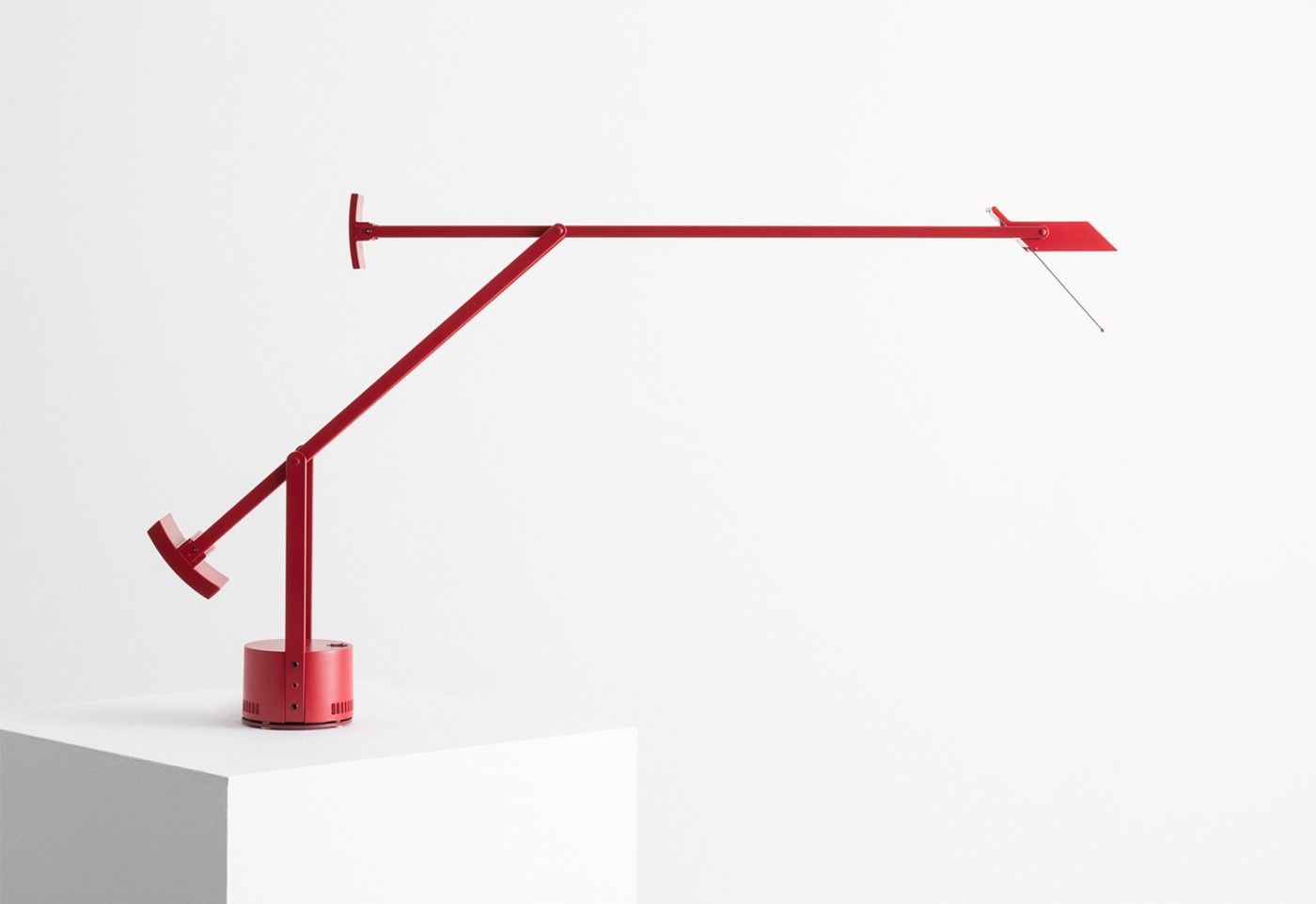 настольная лампа tizio red artemide