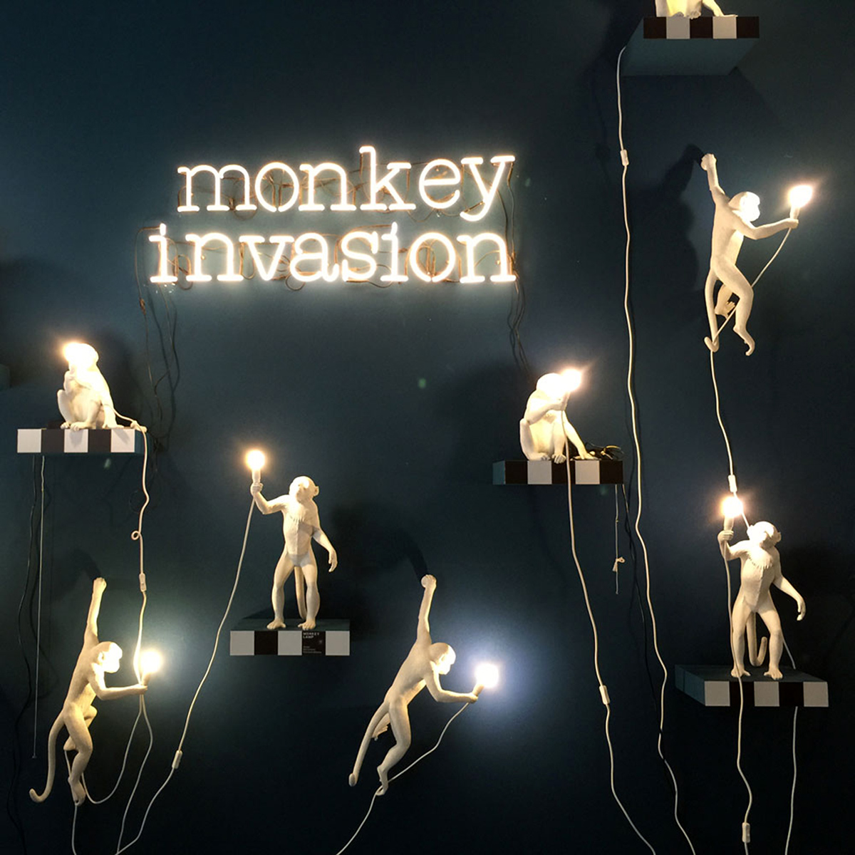 настенный светильник monkey lamp hanging left seletti