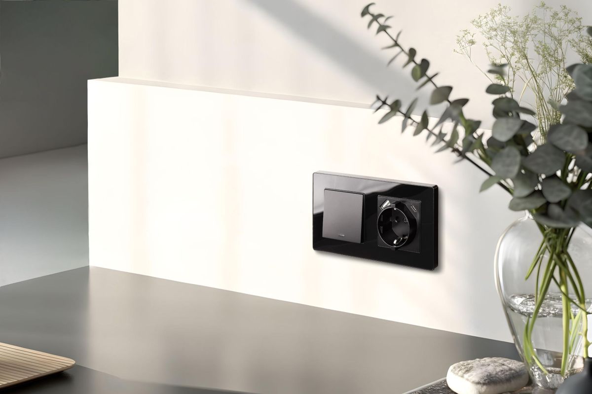 выключатель 1-клавишный перекрестный 10а/250в с led подсветкой, черный kollinger rea-s-015bk для aspekt, eleganz, reflex