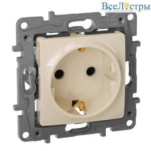 Розетка 2К+З Legrand Etika 16A 250V с/з со шторками винтовой зажим немецкий стандарт слоновая кость 672322