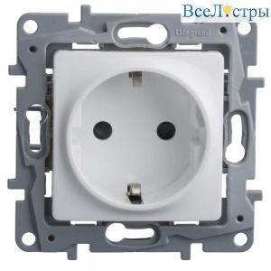 Розетка 2К+З Legrand Etika 16A 250V с/з винтовой зажим немецкий стандарт белая 672221